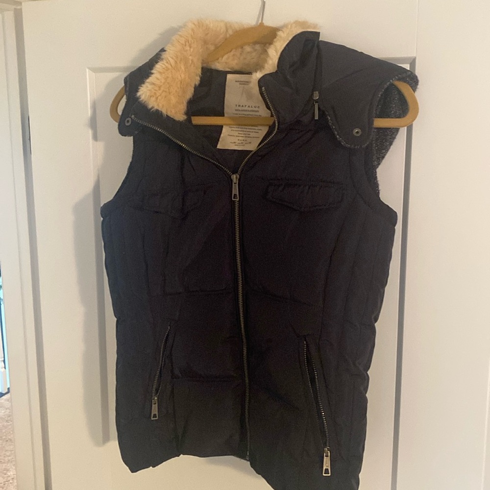 Zara navy puffer vest